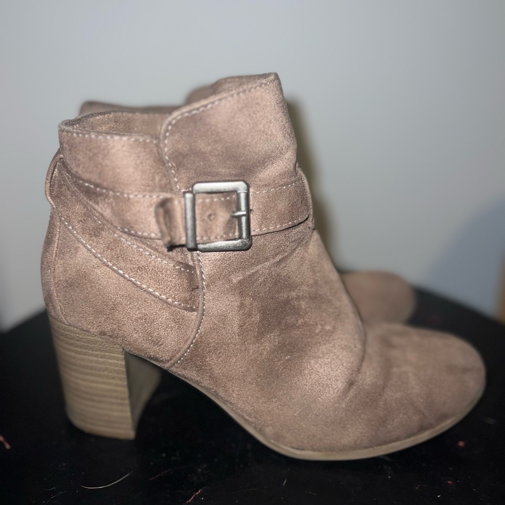 Light brown heel boots size 8